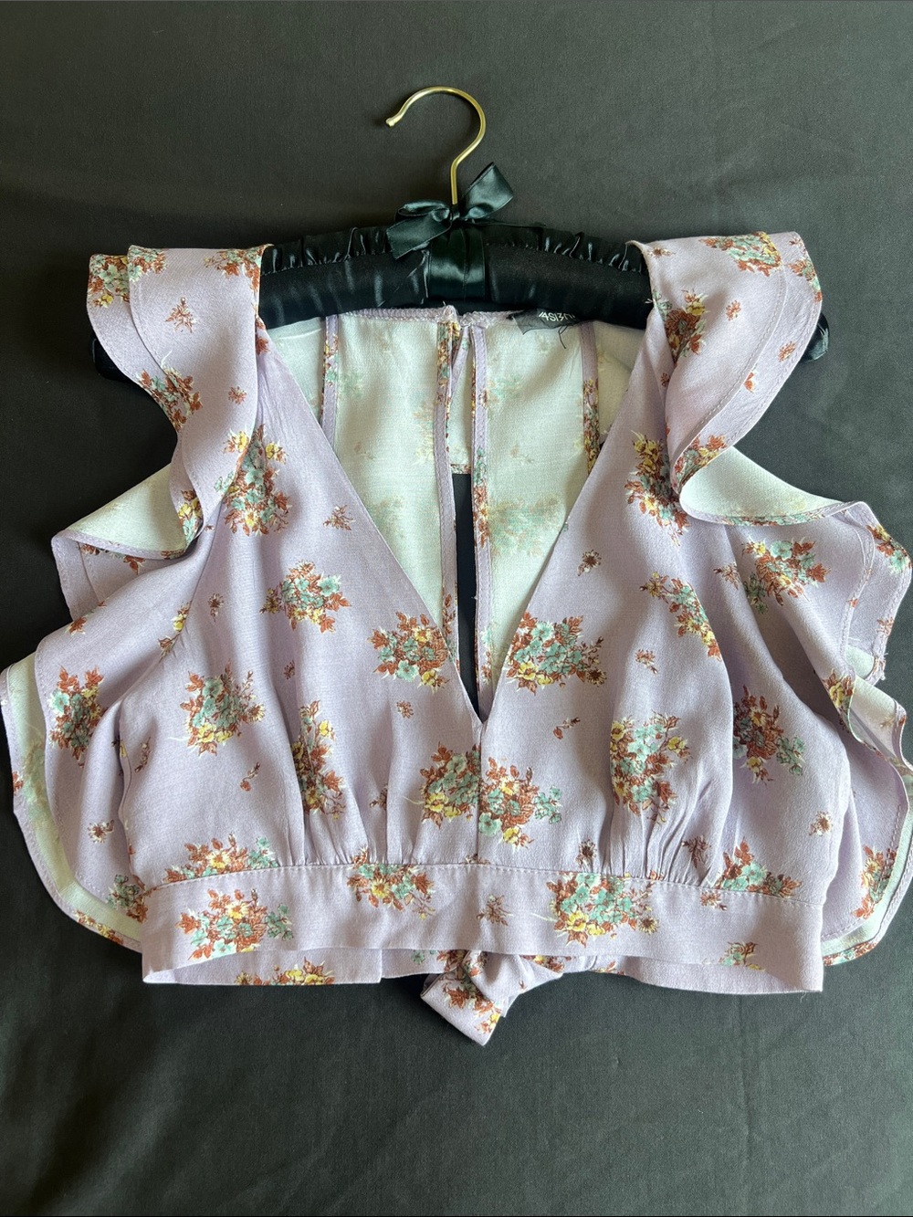 4SI3NNA Lavender Floral Ruffle V-Neck Crop Top